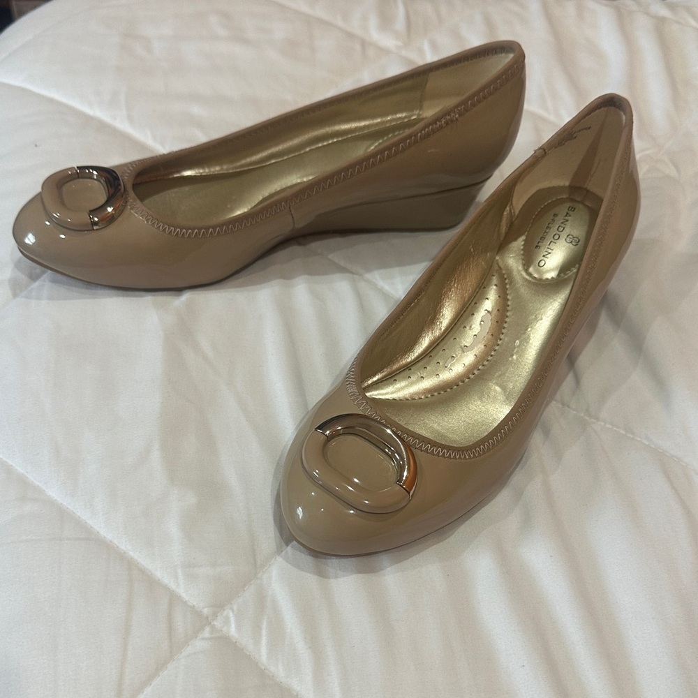 NEW Bandolino Tan Wedge Shoes size 7M